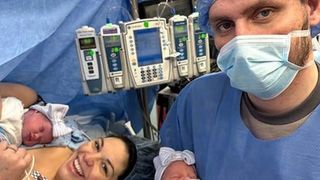 femeia care a nascut doua fetite in doua zile consecutive