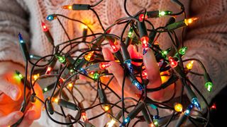 De câte luminițe de Crăciun avem nevoie pentru a ne face casa vizibilă din spațiul cosmic? Iată cât costă