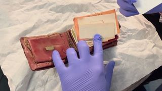 Ce s-a găsit &icirc;n portofelul unei femei, pierdut &icirc;n anii '50: &bdquo;A fost foarte emoționant! Este ca un portal &icirc;n timp&rdquo;