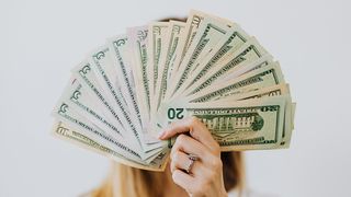 Horoscop bani 2024 - trei zodii norocoase la capitolul financiar