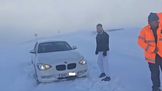 VIDEO. Ce a pățit un șofer din București care a intrat cu BMW-ul pe Transalpina, drum închis din cauza viscolului