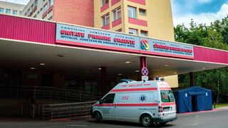 Tragedie după tragedie, în ziua de Crăciun! Un bărbat s-a aruncat de la etajul doi al unui spital din Satu Mare și a murit pe loc. Ce se întâmplase cu el în urmă cu câteva zile