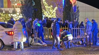 Răfuială violentă &icirc;n fața unui club din Vaslui. Cinci tineri, duși &icirc;n cătușe la secția de poliție