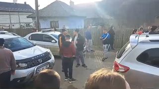 Doi copii mici spulberați de un autoturism în Argeș. "Cele două fetițe se țineau de mână pe marginea drumului"