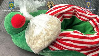 „Spiridușul” lui Moș Crăciun, prins cu droguri la trecerea frontierei. Un tânăr de 19 ani a ascuns substanțe interzise în papucii de Crăciun