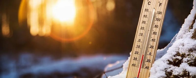 termometru care indica vremea calda iarna