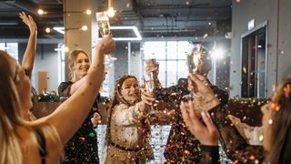 Cum să te pregătești pentru a te face remarcată la o petrecere glamour? Află 5 sfaturi utile!