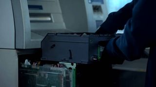 VIDEO - Jaf eșuat în București! Cum a fost prins un tânăr, chiar în momentul în care încerca să fure banii dintr-un bancomat