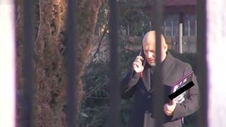 Patronul pensiunii Ferma Dacilor, cu tabloul fiului său, decedat &icirc;n urma tragediei