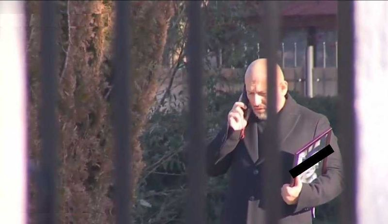 Patronul pensiunii Ferma Dacilor, cu tabloul fiului său, decedat în urma tragediei
