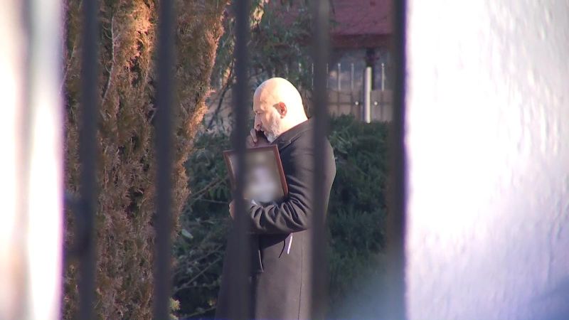 Momente dificile pentru Cornel Dinicu. Patronul de la Ferma Dacilor își conduce fiul de 11 ani pe ultimul drum