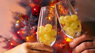 Lista alimentelor care aduc noroc dacă sunt m&acirc;ncate &icirc;n seara de Revelion! Deși prețurile sunt ridicate, rom&acirc;nii nu ezită să le cumpere!