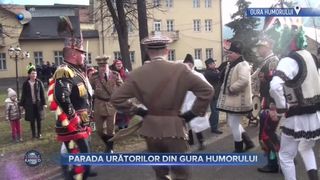 VIDEO - Parada urătorilor din Gura Humorului. Urșii, caprele, generalii și călușarii au dansat și au adus voie bună oamenilor