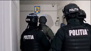 Contrabandiști „colindați” de polițiști în prag de sărbători. Oamenii legii au confiscat cantități uriașe de alcool, tutun sau metal și de bani