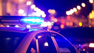 O femeie de 79 de ani a fost lovită de mașina polițiștilor criminaliști, &icirc;n timpul unei misiuni