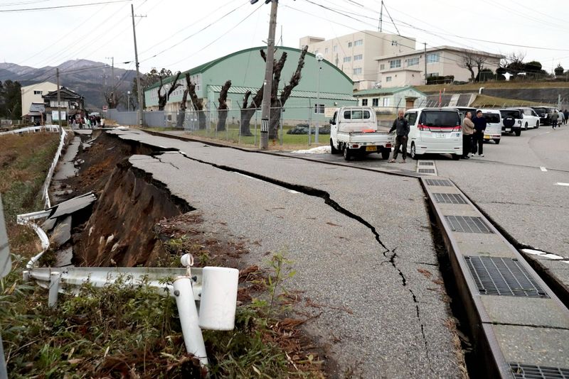 Cum arată pagubele lăsate de cutremurul din Japonia! O femeie a ieșit pe balcon și a văzut casa de lângă ea prăbușită la pământ