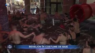 VIDEO - Revelion &icirc;n costume de baie sau &icirc;n costume de schi