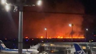 VIDEO- Un avion a luat foc pe pista aeroportului din Tokyo. Cinci persoane au murit