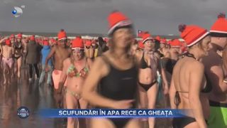 VIDEO - Scufundări în apa rece ca gheața, în Haga. Curajoșii respectă tradiția în fiecare an