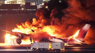 Primele mărturii ale pasagerilor din avionul cuprins de flăcări în Japonia. „Trebuia să-mi protejez fiica”