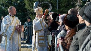 preoti aghiasma lume biserica