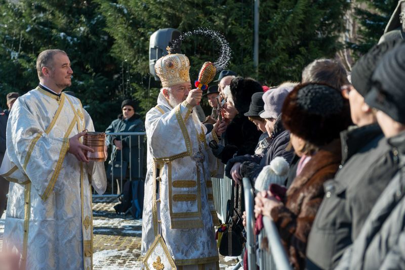 preoti aghiasma lume biserica