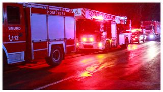 Incendiu puternic la o hală din Argeș în care era depozitat material lemnos