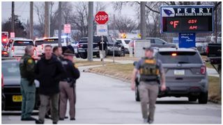 Un elev de 17 ani a intrat cu pușca &icirc;ntr-un liceu din SUA. După ce și-a &icirc;mpușcat mai mulți colegi, t&acirc;nărul s-a sinucis