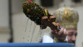 Cum poți să iei apă sfințită de Boboteaza 2024. Cât timp se păstrează Agheasma mare