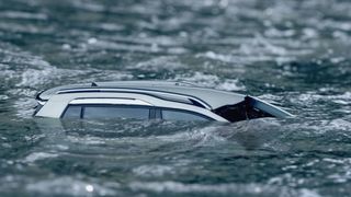 masina care se scufununda