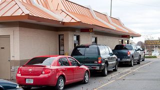 VIDEO- S-au luat la bătaie în timp ce așteptau mâncarea, în parcare. Un tânăr a ajuns la spital, după ce a fost lovit de altul