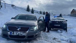 Un turist a intrat cu mașina pe două pârtii pentru a ajunge cât mai aproape de locul de cazare și pentru a nu căra prea mult bagajele. Ce pedeapsă a primit