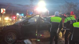 Sfârșit tragic pentru o tânără de 21 de ani, după ce un şofer băut s-a izbit cu maşina de un stâlp