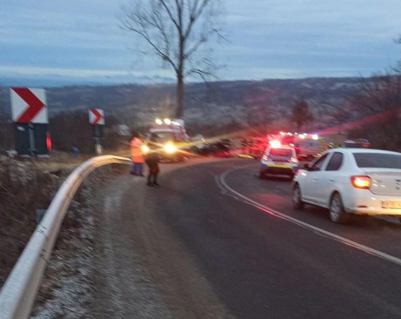 Sfârșit tragic pentru o tânără de 21 de ani, după ce un şofer băut s-a izbit cu maşina de un stâlp