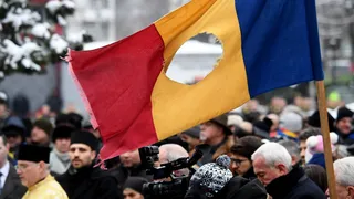 Drapelul Rom&acirc;niei, găurit la Revoluția din 1989, pentru a scoate stema comunistă&nbsp;