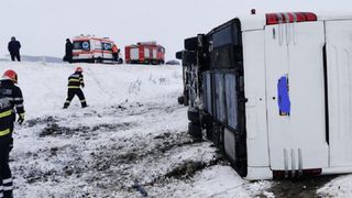 Microbuz răsturnat de vânt în Galați