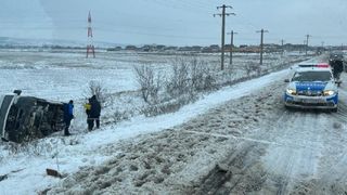 Microbuz cu 17 pasageri, răsturnat de viscol la Galați. A fost activat Planul Roşu de intervenţie