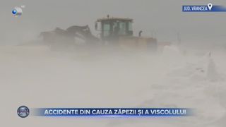 VIDEO - Circulație blocată &icirc;n mai multe zone din țară din cauza viscolului. &Icirc;n Galați, un microbuz cu pasageri s-a răsturnat din cauza v&acirc;ntului