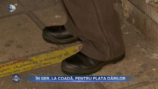 VIDEO - &Icirc;n ger, la coadă, pentru plata dărilor. Rom&acirc;nii au așteptat cu orele &icirc;n frig pentru a ajunge să-și plătească tazele și impozitele