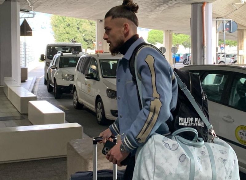 Radu Drăgușin, la aeroportul din Genova pentru zborul spre Londra