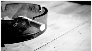 Un bărbat a fost dat în judecată de o vecină pentru că fuma pe terasă. Instanța i-a stabilit un program pentru fumat: "Pot să fumez când vreau"