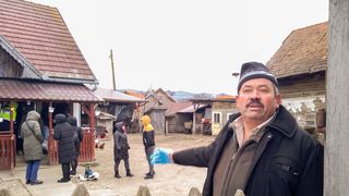 Un polițist din Covasna a tras focuri de armă în curtea unui vecin. "A intrat în casă după noi, am avut noroc că am scăpat cu viață"