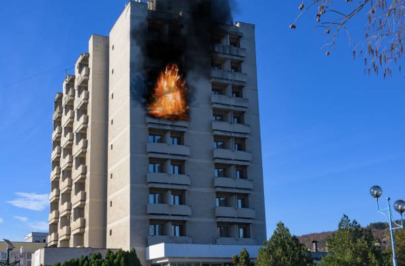 incendiu intr un apartament dintr un bloc