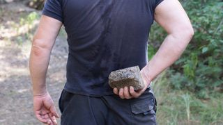 om cu piatră &icirc;n mana