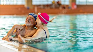 batrani care rad in piscina