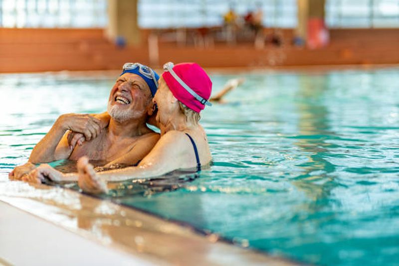 batrani care rad in piscina