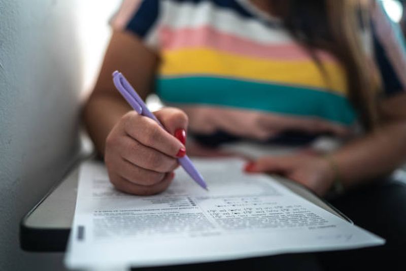 Modele de subiecte pentru simulare Evaluare Națională 2024: Cum arată subiectele la Română și Matematică pentru elevii de clasa a 8-a?