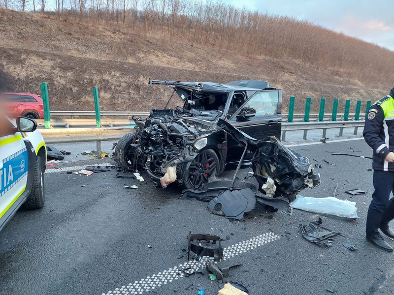 masina distrus ape autostrada