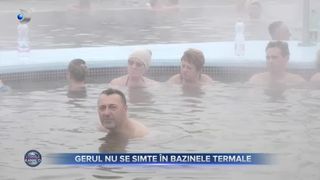 VIDEO- Gerul nu se simte &icirc;n apele termale. Turiștii de la Băile Tășnad se distrează &icirc;n bazine