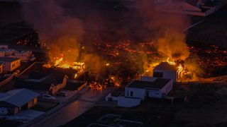 VIDEO. Oraș înghițit de lavă în Islanda. Momentul șocant în care ard casele oamenilor